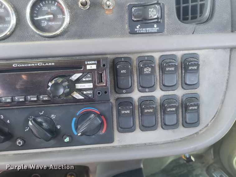 image for item DQ3760 2013 Peterbilt 384 semi truck