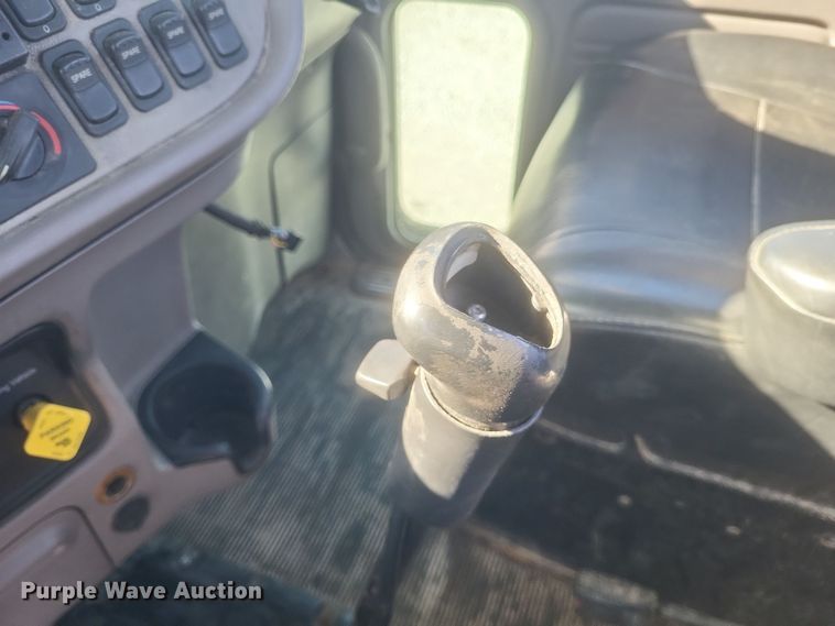 image for item DQ3760 2013 Peterbilt 384 semi truck