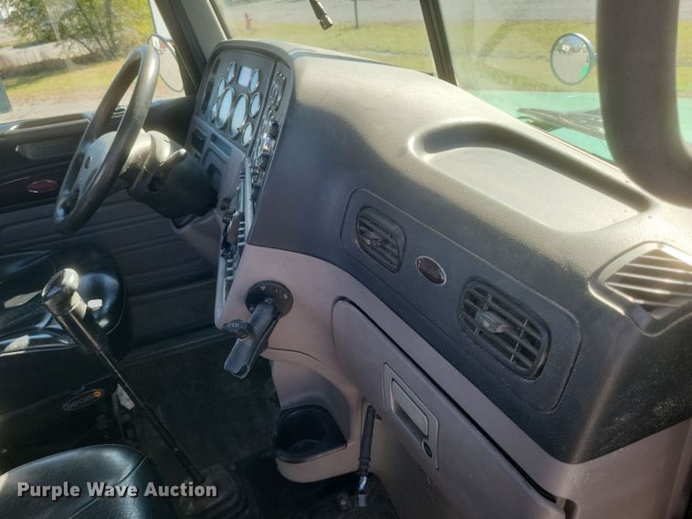 image for item DQ3760 2013 Peterbilt 384 semi truck