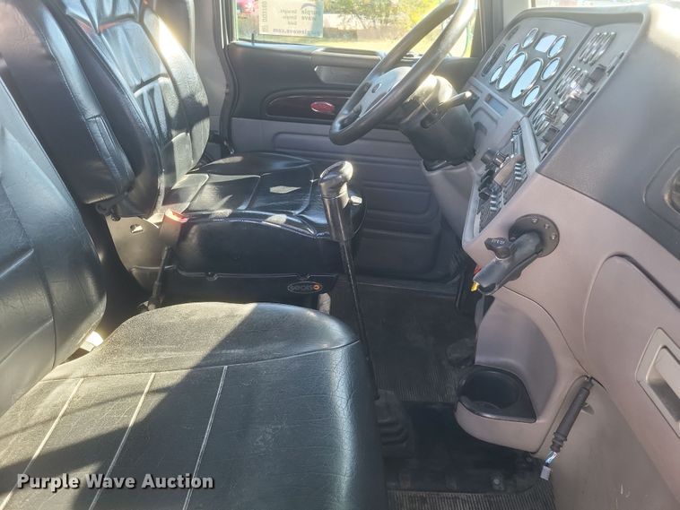 image for item DQ3760 2013 Peterbilt 384 semi truck