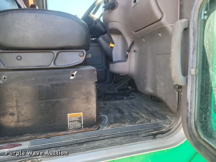 image for item DQ3760 2013 Peterbilt 384 semi truck