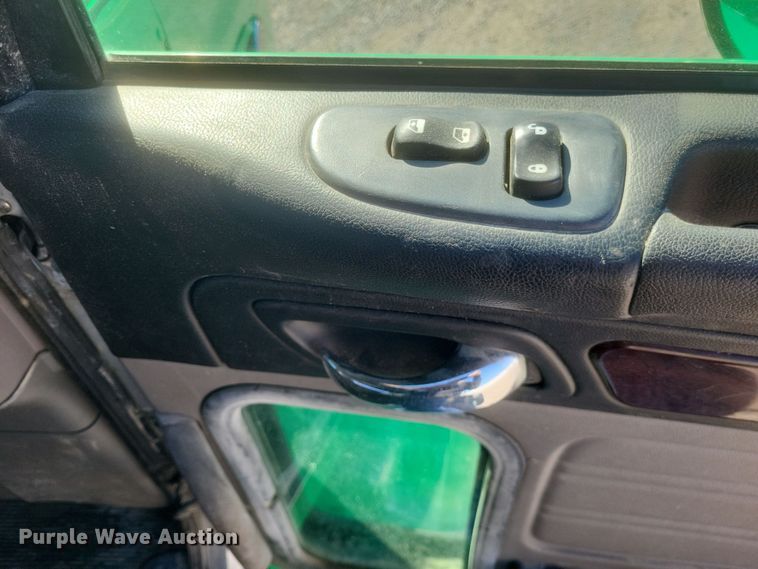 image for item DQ3760 2013 Peterbilt 384 semi truck