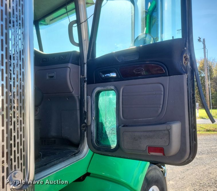 image for item DQ3760 2013 Peterbilt 384 semi truck