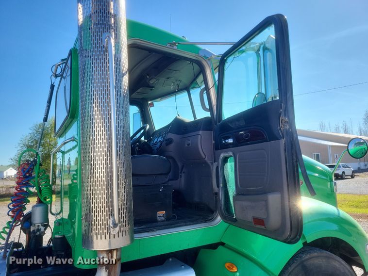 image for item DQ3760 2013 Peterbilt 384 semi truck