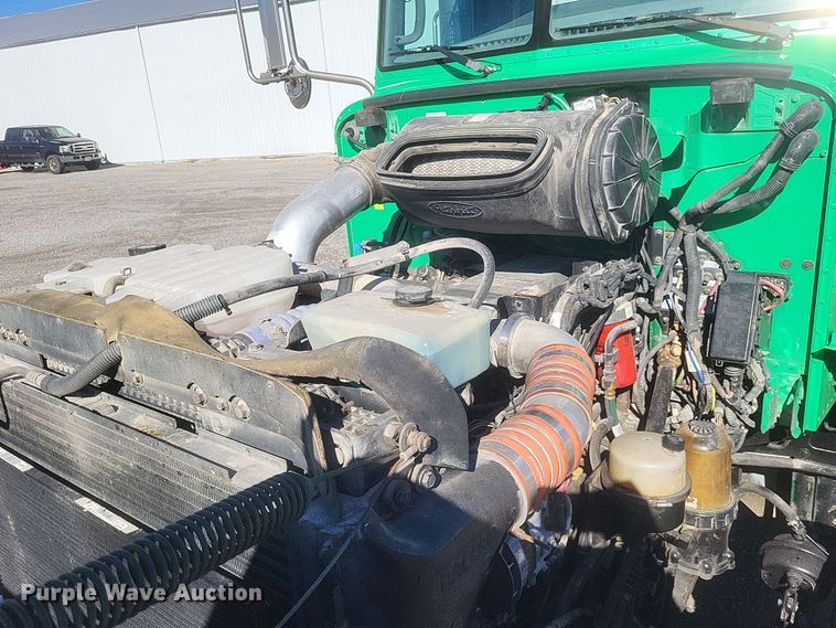 image for item DQ3760 2013 Peterbilt 384 semi truck