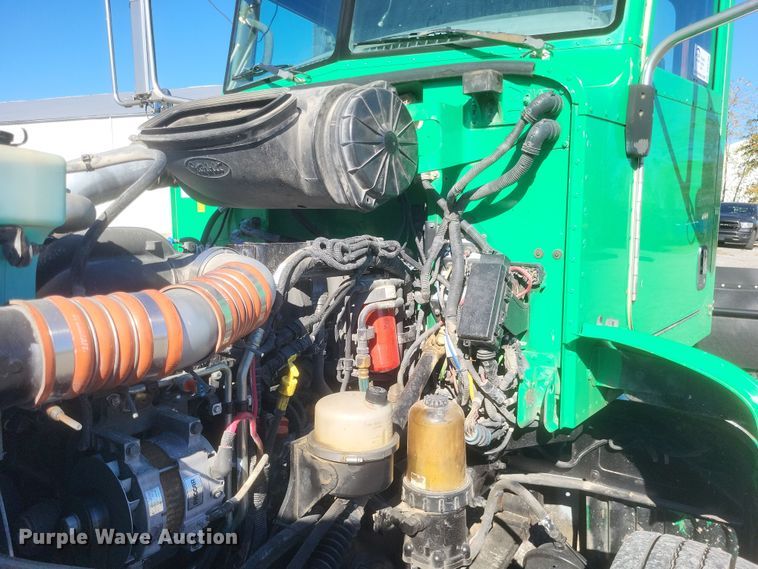 image for item DQ3760 2013 Peterbilt 384 semi truck