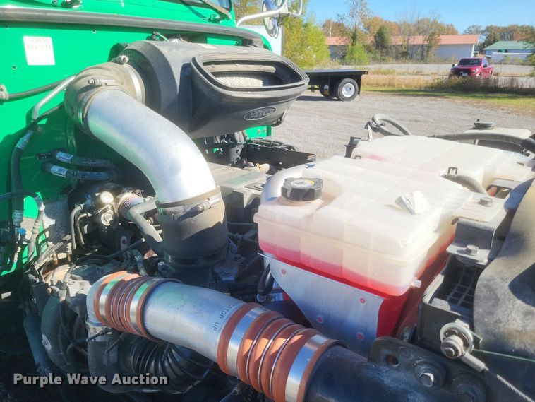 image for item DQ3760 2013 Peterbilt 384 semi truck