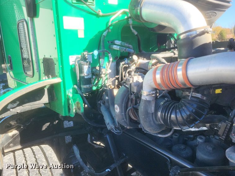 image for item DQ3760 2013 Peterbilt 384 semi truck