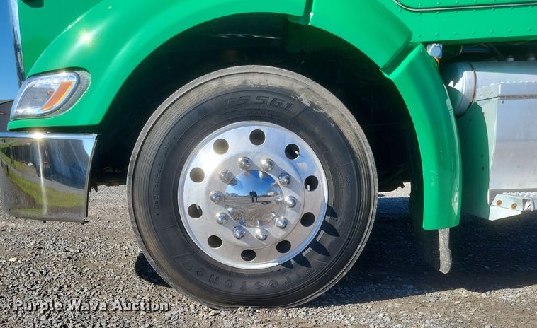 image for item DQ3760 2013 Peterbilt 384 semi truck