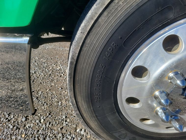 image for item DQ3760 2013 Peterbilt 384 semi truck