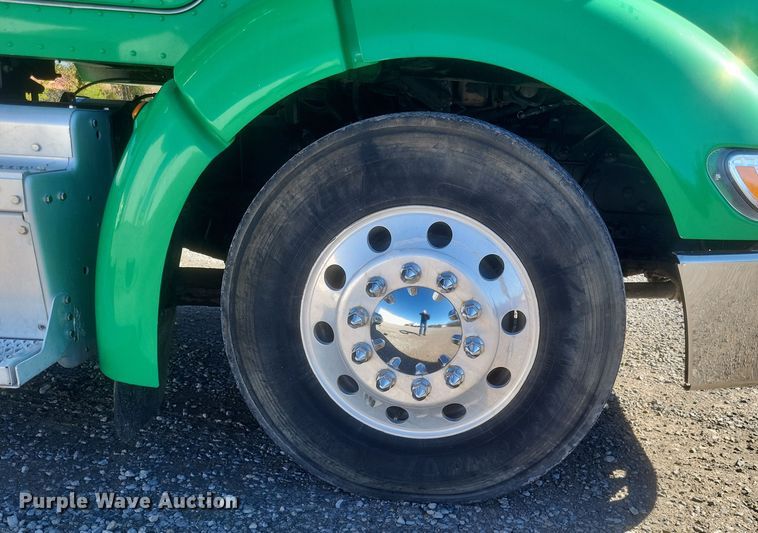 image for item DQ3760 2013 Peterbilt 384 semi truck