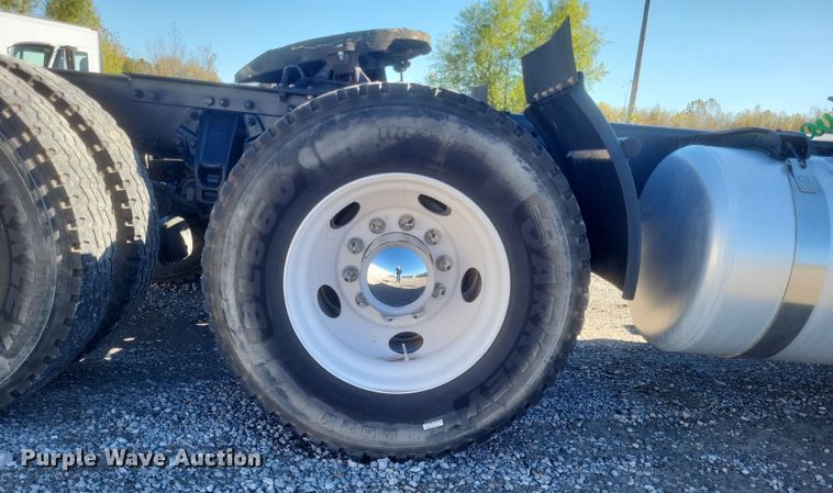 image for item DQ3760 2013 Peterbilt 384 semi truck