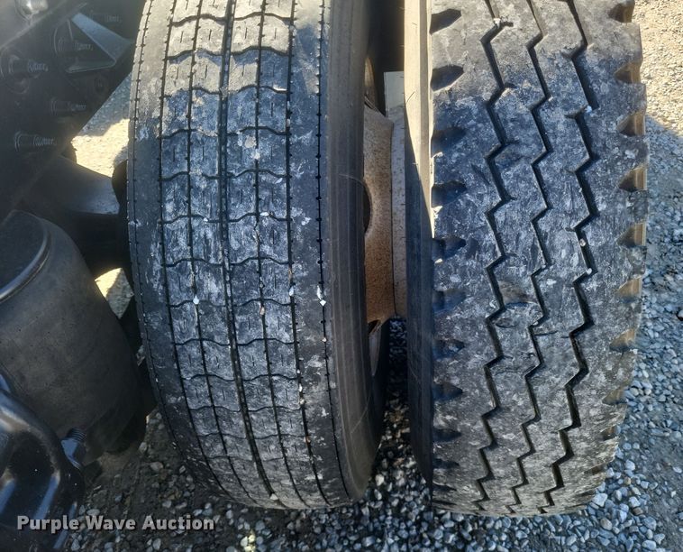 image for item DQ3760 2013 Peterbilt 384 semi truck