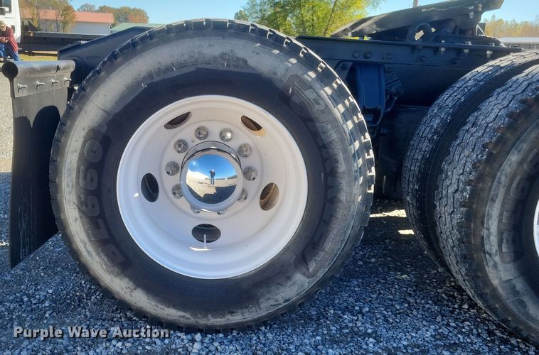 image for item DQ3760 2013 Peterbilt 384 semi truck