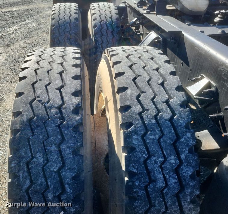 image for item DQ3760 2013 Peterbilt 384 semi truck