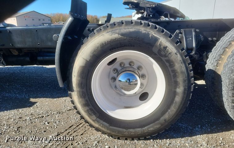 image for item DQ3760 2013 Peterbilt 384 semi truck