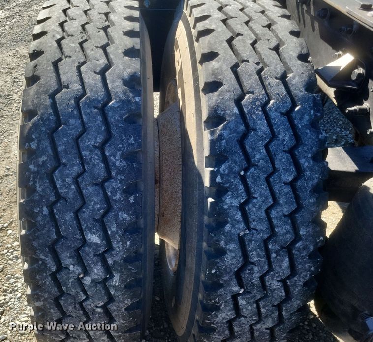 image for item DQ3760 2013 Peterbilt 384 semi truck