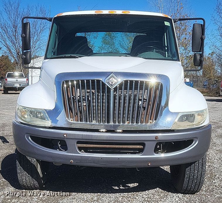 image for item DQ3761 2005 International 4300 flatbed truck