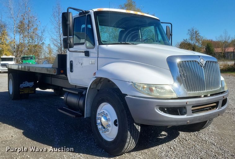 image for item DQ3761 2005 International 4300 flatbed truck