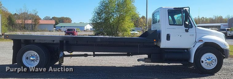 image for item DQ3761 2005 International 4300 flatbed truck
