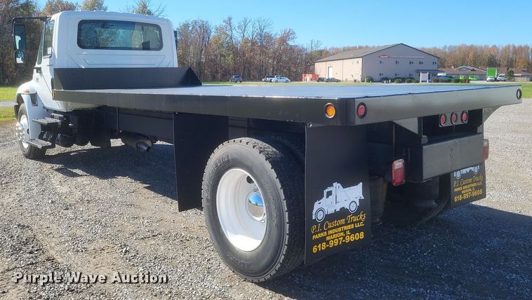 image for item DQ3761 2005 International 4300 flatbed truck