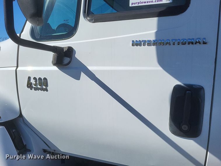 image for item DQ3761 2005 International 4300 flatbed truck