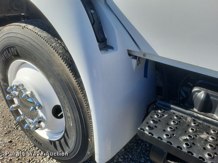 image for item DQ3761 2005 International 4300 flatbed truck