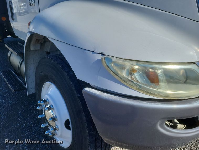 image for item DQ3761 2005 International 4300 flatbed truck