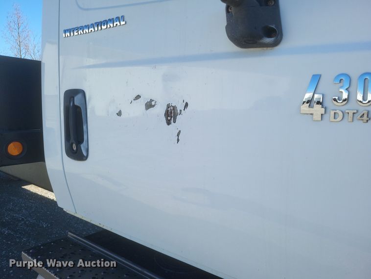 image for item DQ3761 2005 International 4300 flatbed truck