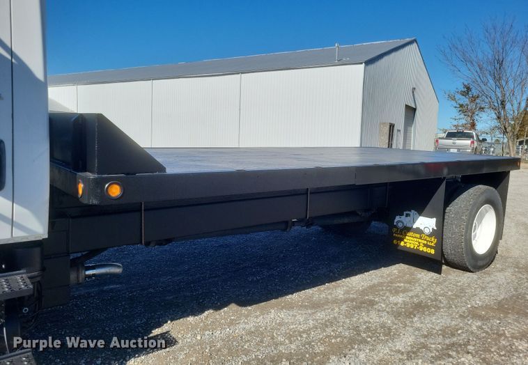 image for item DQ3761 2005 International 4300 flatbed truck