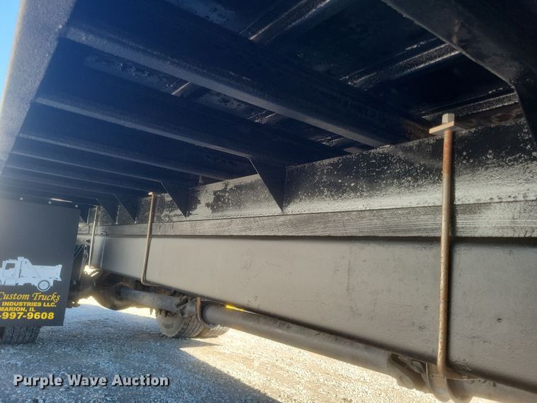 image for item DQ3761 2005 International 4300 flatbed truck