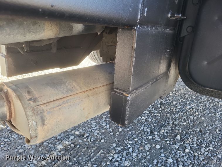 image for item DQ3761 2005 International 4300 flatbed truck