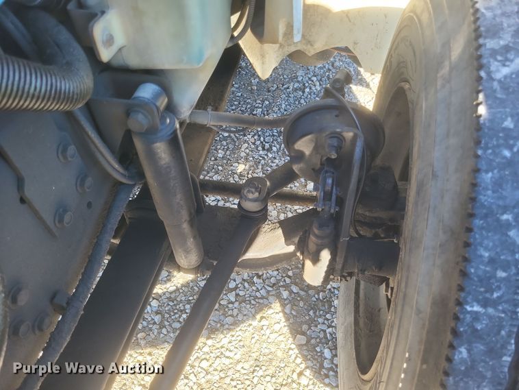 image for item DQ3761 2005 International 4300 flatbed truck