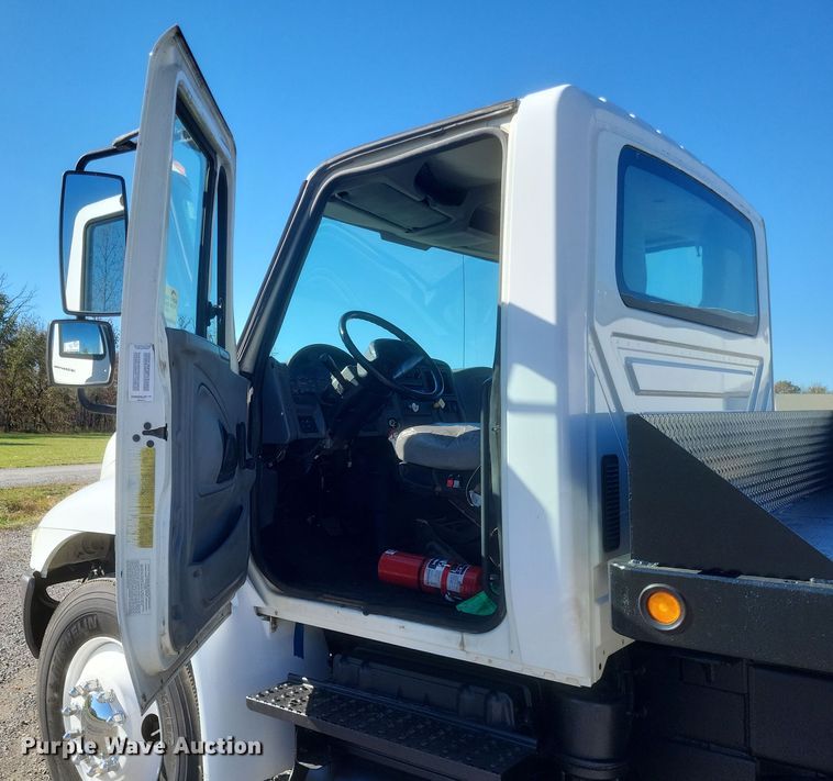 image for item DQ3761 2005 International 4300 flatbed truck