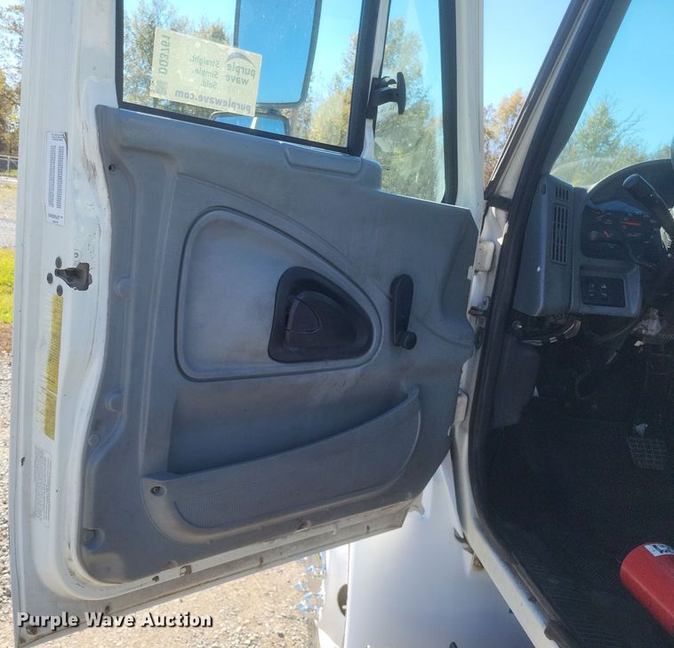 image for item DQ3761 2005 International 4300 flatbed truck