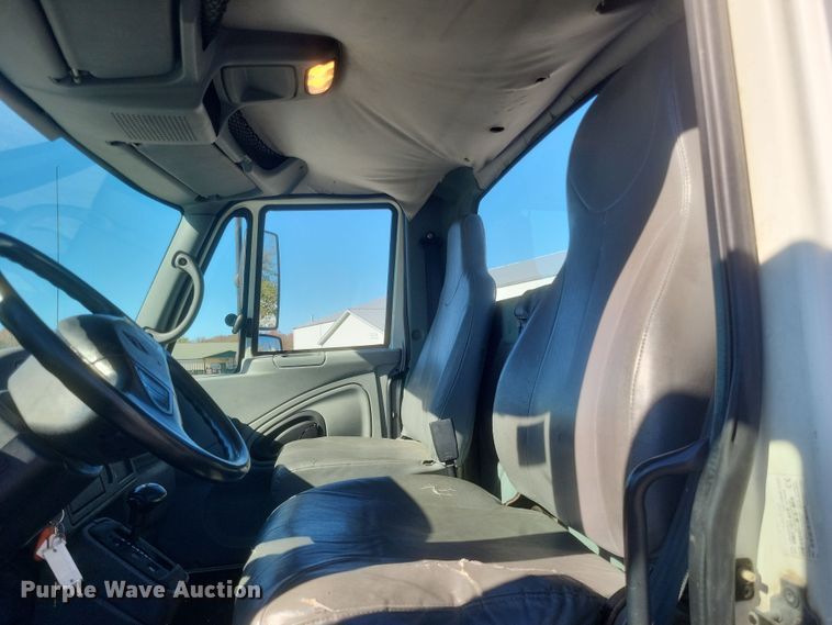 image for item DQ3761 2005 International 4300 flatbed truck