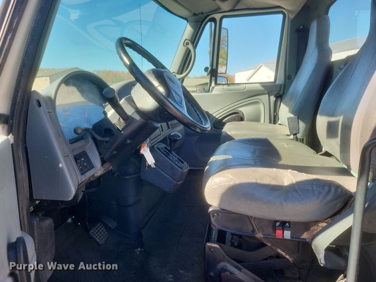 image for item DQ3761 2005 International 4300 flatbed truck