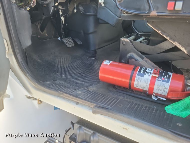 image for item DQ3761 2005 International 4300 flatbed truck