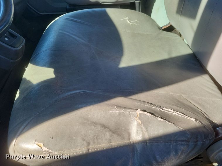 image for item DQ3761 2005 International 4300 flatbed truck