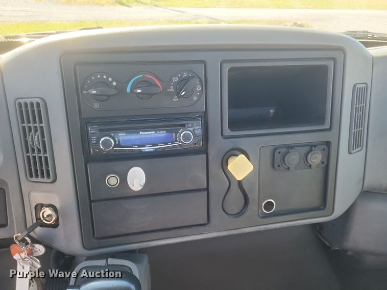 image for item DQ3761 2005 International 4300 flatbed truck