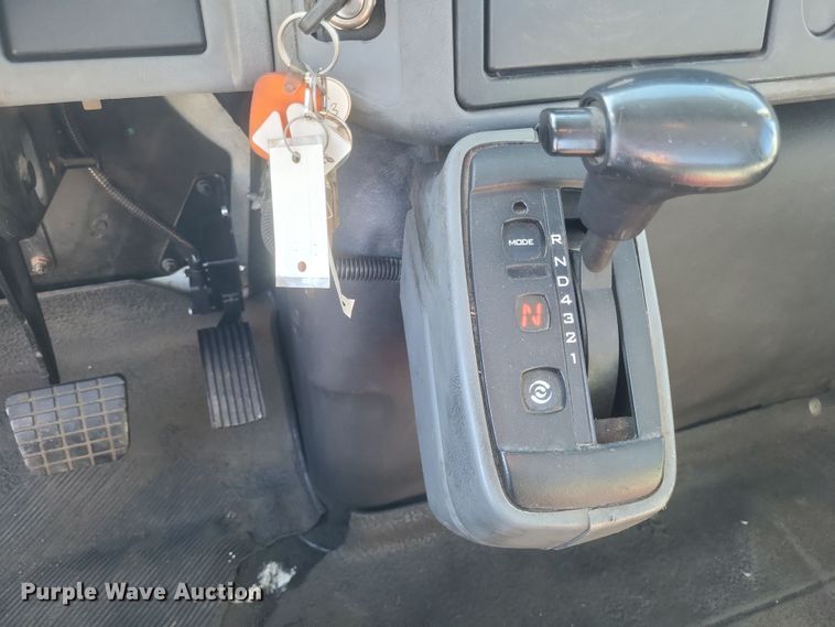 image for item DQ3761 2005 International 4300 flatbed truck