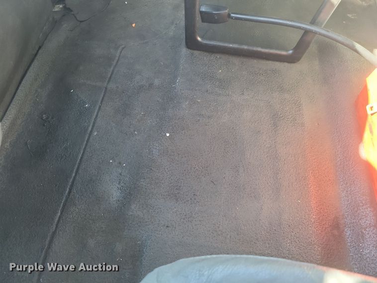 image for item DQ3761 2005 International 4300 flatbed truck