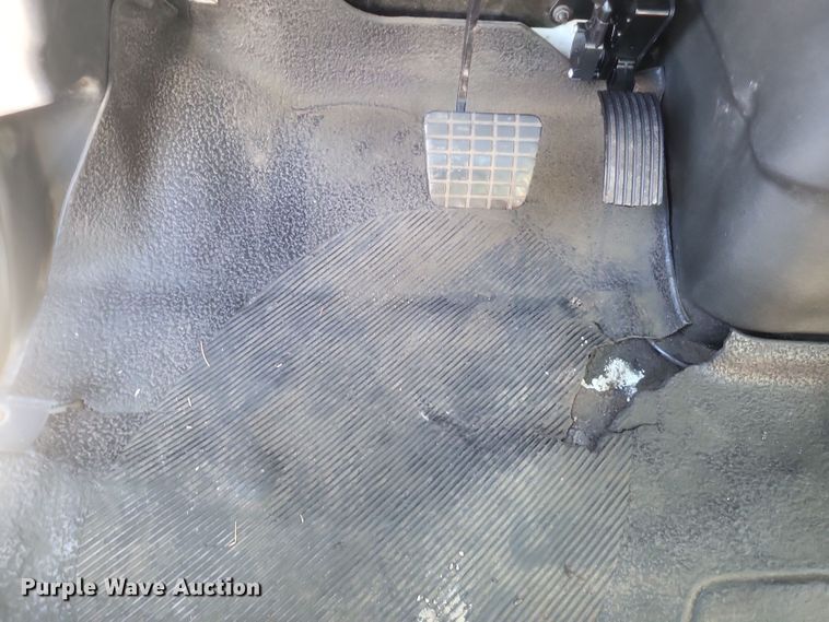 image for item DQ3761 2005 International 4300 flatbed truck