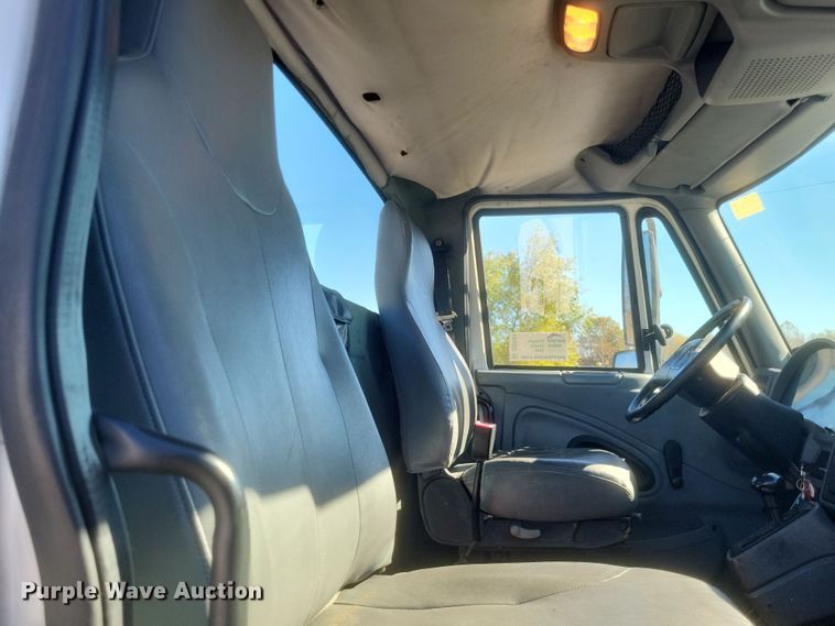 image for item DQ3761 2005 International 4300 flatbed truck