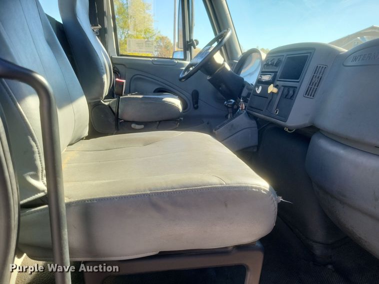 image for item DQ3761 2005 International 4300 flatbed truck