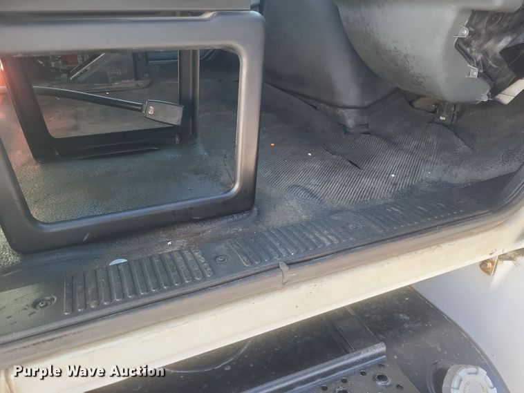 image for item DQ3761 2005 International 4300 flatbed truck