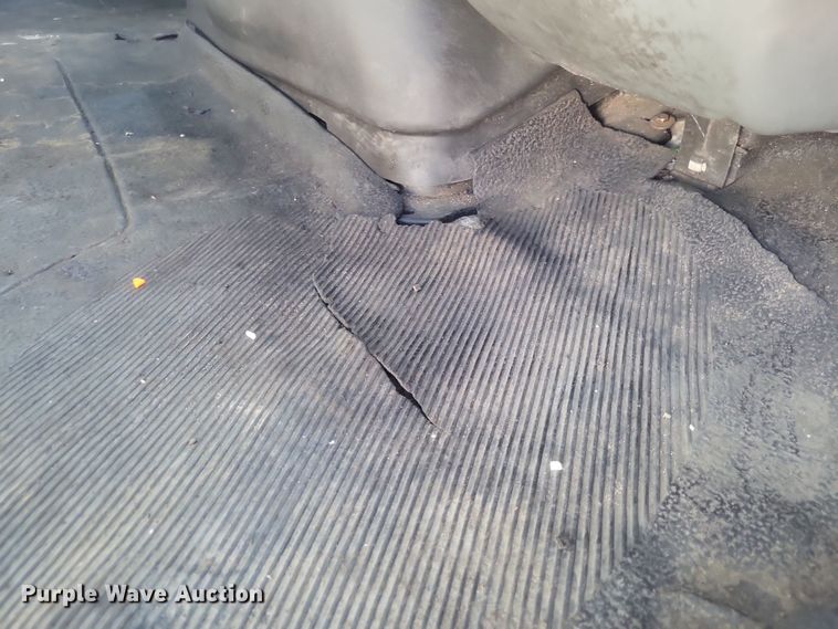 image for item DQ3761 2005 International 4300 flatbed truck