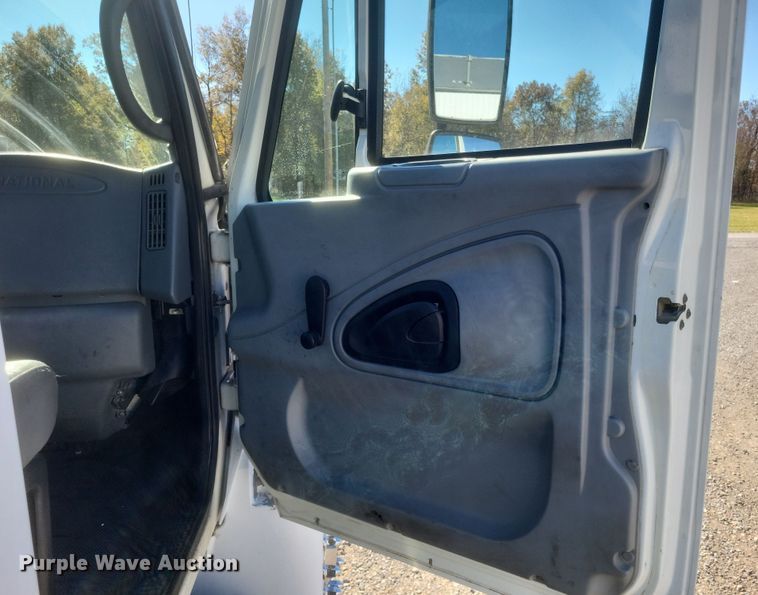 image for item DQ3761 2005 International 4300 flatbed truck