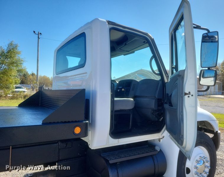 image for item DQ3761 2005 International 4300 flatbed truck