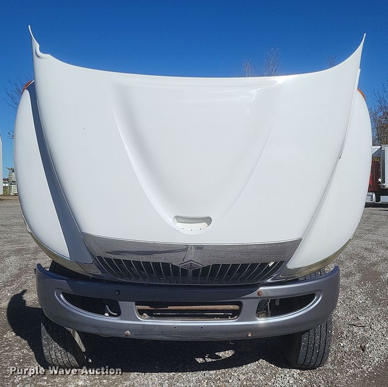 image for item DQ3761 2005 International 4300 flatbed truck